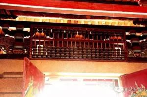 城隍廟大門頂上的大算盤，據(jù)說寓意為人算不如天算。_翔安馬巷鎮(zhèn)城隍路城隍廟